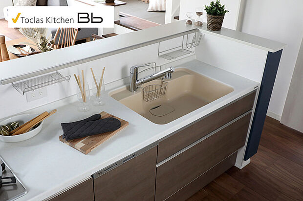 【【キッチン/トクラスBb】】デザインの美しさと機能性、ふたつの面を追求したトクラスキッチン。開放的でのびのびとした使い心地に、水栓から収納、お手入れのしやすさに至るまできめ細やかな配慮が感じられます。