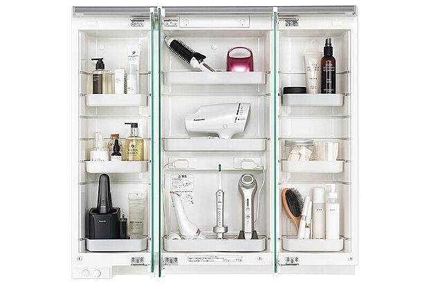 【【三面鏡収納】】鏡裏には、洗面アイテムなどをしまえる収納スペースをご用意しました。家電も小物も、いつも片づいた洗面室に。大き目のドライヤーや縦型のドライヤーも収納できます。