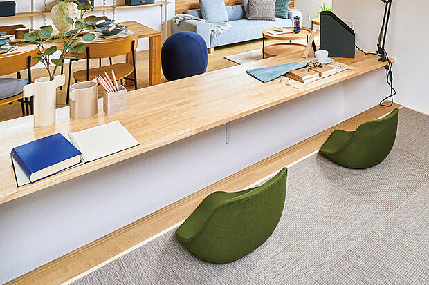 【【ステージリビング】】段差を設けてリビングとは異なる特別感を演出したステージリビング。キッチンやリビングとの位置関係に配慮した、大人も子どもも快適に使える空間です。※号棟により採用状況が異なります。