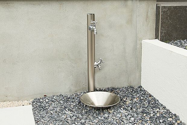 【【外水栓】】大切な車の洗車や子どものプール遊び、ガーデニングの水やりなど、おうち時間のさまざまなシーンで重宝する外水栓を設置しました。