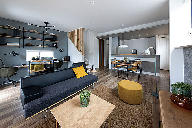 【【ワイドリビング】】開放感あふれる広々とした大空間のリビング。多彩な使い方で、ライフスタイルに寄り添います。※号棟により採用状況が異なります。