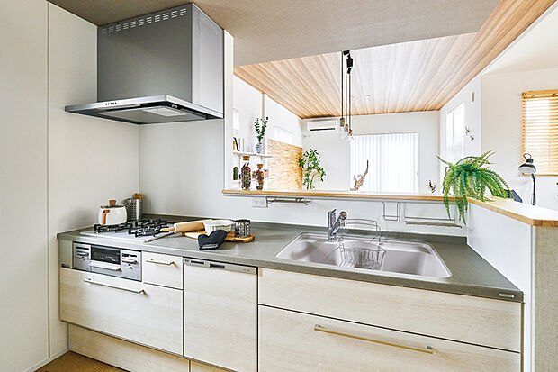 【【キッチン/トクラスBb】】デザインの美しさと機能性、ふたつの面を追求したトクラスキッチン。開放的でのびのびとした使い心地に、水栓から収納、お手入れのしやすさに至るまできめ細やかな配慮が感じられます。