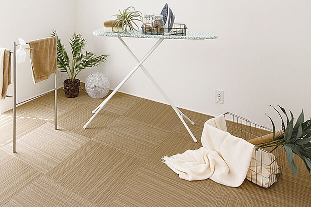 【【マルチに活躍するテキスタイルフロア】】多彩に利用できるテキスタイルルーム。アイロン掛けや洗濯物を畳むなどの作業もここなら余裕をもってできて、家事がはかどります。※号棟により採用状況が異なります。