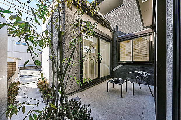 【【寛ぎと開放感を愉しめる中庭】】植栽が外からの視線をやわらかく遮る、プライベート感の高い中庭空間。テーブルを置いてティータイムを愉しむなど、爽やかな外の時間を満喫できます。/現地外観(2026年1月撮影)