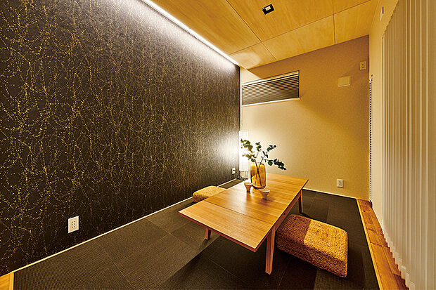 【【客間や寛ぎ空間として利用できる独立間】】中庭の景色を望みながら、おもてなしや憩いのひとときを優雅に過ごせる個室空間を設けました。/現地内観(2026年1月撮影)