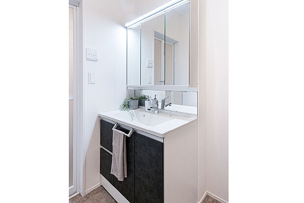 【【C-Line/パナソニック】】パナソニックの洗面化粧台を採用。下部にスペースのあるフロートタイプ。ドライヤーやシェーバーなど散らかりがちな家族の小物もワイドな収納にお任せ。台に乗らなくてもちゃんと見えるミドルミラー付。