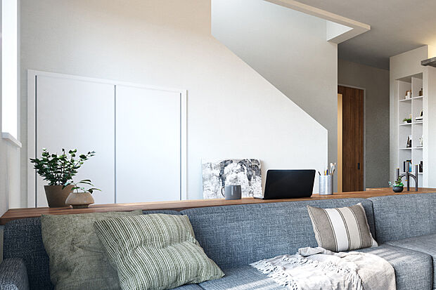 【【ステージリビング】】開放感をそのままに、程よくゾーニングされた段差空間。自分時間を楽しみながら、リビングやキッチンにいる家族の気配を感じることができます。※号棟により採用状況が異なります。