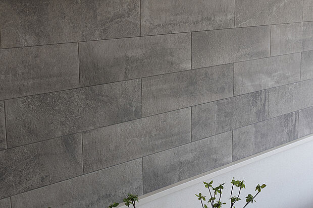 【【エコカラットプラス】】ラフでクールな素材感を持つ石目調のアクセントが、室内にインダストリアルな雰囲気を演出。湿度を調整し、気になるにおいを軽減する機能性も備えたウォールマテリアルです。