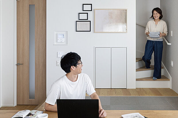 【【リビングイン階段】】階段の位置を工夫することで、外出時や帰宅時に必ずリビングを通る設計に。何気ない挨拶から家族の自然なコミュニケーションが育まれます。※号棟により採用状況が異なります。