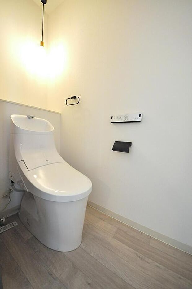 【【トイレ】】1階に設けたトイレはシンプルな空間。ペーパーのストックや小物を飾ったりできる棚付きです。浴室→パウダールーム→トイレがまとまっているため、掃除も一気に済ますことができます。