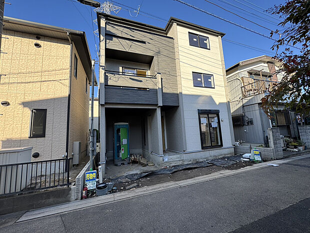 【物件現地】道路際から建物までの敷地は、おしゃれな石張りで仕上げる予定です。