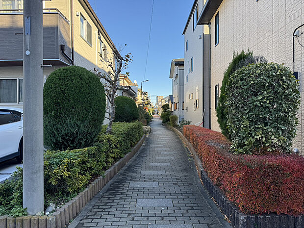 【物件裏手　遊歩道】駅までの近道です。車が通らないので、小さいお子様と一緒でも安心して通行できます。