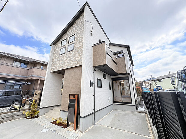 【【外観】】低層住宅が整う古千谷本町3丁目の街並みに調和する外観デザイン。住環境の質を映すような、落ち着きと品のある佇まいが印象的です。