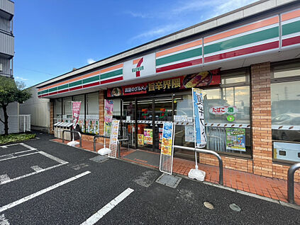 セブンイレブン足立伊興小西店 360m