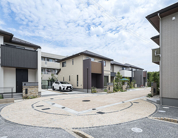 街の中心にある「グロースサークル」は、住まう方々の交流を育む広場のような空間をデザイン。