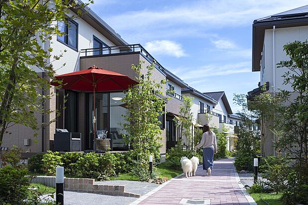 【遊歩道と街並み】伸びやかな2つの外周遊歩道と街区内遊歩道が街を巡る。「遊歩道」を中心に構成することで街全体にゆとりを生み出し、約94％もの2面開放を実現。1邸1邸にそよ風と陽光を届けます。
