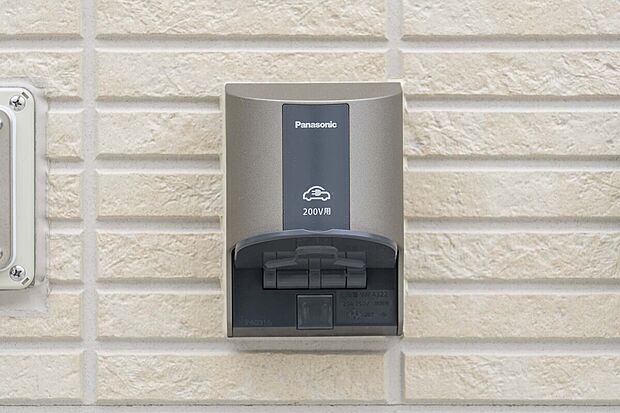 【BEV・PHEV専用コンセント】BEV(バッテリー式電気自動車)・PHEV(プラグインハイブリッド車)専用の野外コンセントを採用しています。