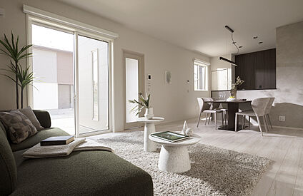 開口部から明るく光が差し込む穏やかな「LDK」