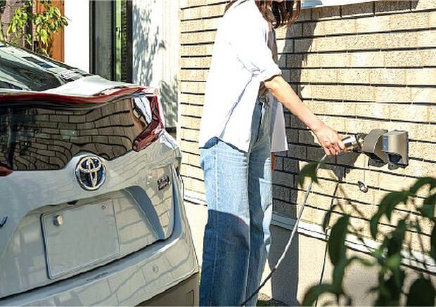 【非常時給電システム「クルマde給電」】突然の停電時も、クルマが電源となり住まいに給電できるトヨタホームの「クルマde給電」。災害時の「在宅避難」をサポートします。（参考写真）