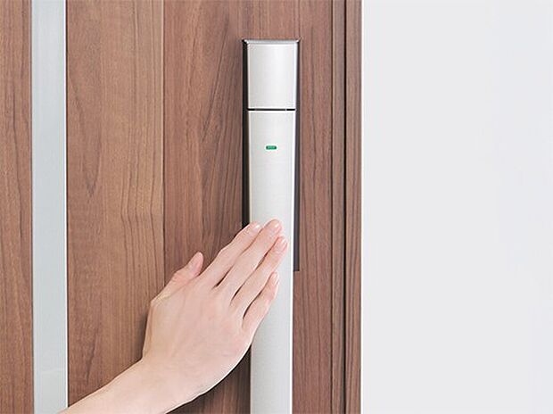 【先進の電子錠「ラ・ロックII」】自動車のドアハンドル技術を応用した電子錠「ラ・ロックII」。キーを携帯していれば、ハンドルのタッチセンサー部分に触れるだけで施錠、解錠が可能です。ドア一体型のスマートなデザインで、両手に荷物を持って外出、帰宅する時などに大変便利です。
(参考写真）