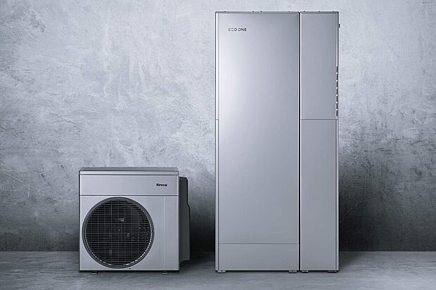 【ハイブリッド給湯システム「エコワン」】ヒートポンプユニットで取り入れた空気の熱を利用すると同時に、瞬間的に高能力な給湯を可能とするガス給湯器「エコジョーズ」を組み合わせた家庭用のハイブリッド給湯システムです。ガスと電気で効率よくエネルギーを使用するため、CO2の排出量を抑え、省エネに貢献します。
(参考写真）