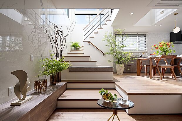 【Living Dining】ダイナミックな吹抜階段を設けた洗練のリビング・ダイニング。家族の団欒時間に愉しみをもたらします。