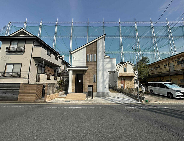 長年住んでも飽きの来ないシンプルながらも表情のある外観が特徴です　