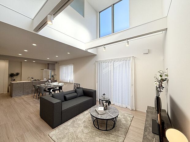 F棟リビング
吹き抜けから差し込む日差しで明るさと開放感を叶える贅沢空間です。