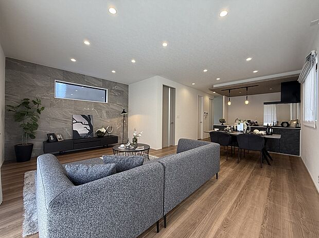 LDK
23帖のゆとりがもたらす、開放感あふれるLDK。プライベート空間のテラスからリビング・ダイニング・キッチンへと美しくつながる一体感が魅力です。