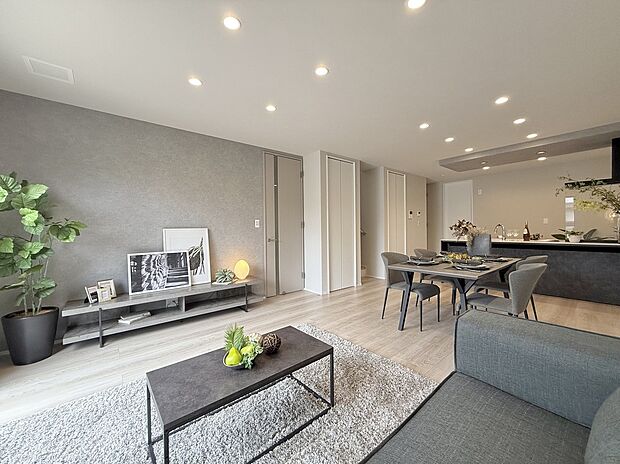 【ガス温水式床暖房(LD)】給湯器で温めた温水を循環させて床面を暖めます。赤外線によって暖める「ふく射熱」が床から天井・壁へと伝わり、部屋全体を均一に暖めます。またエアコンのように部屋にある湿気を排出せず湿気を保つので、肌の乾燥を抑えます。