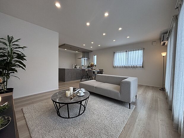 【LDK】19.6帖の広々LDK。南側に開口部を設け、日当たり◎。ワイドな間口のリビングで使い方いろいろ。