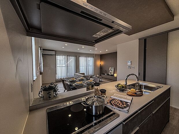 【キッチン】リビング・ダイニングを見渡せるカウンターキッチン。料理をしながら家族と会話したり、子供を見守ることも可能。