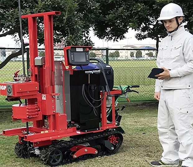 【地盤調査(地盤保証20年)】スクリューウエイト貫入試験方式を採用。調査の結果を精査して、安心して暮らせるように最適な基礎設計をご提案いたします。地盤調査結果に基づき、最長20年間不同沈下に伴う建物の破損部の修復を補償します。※補償期間は引渡日により異なる場合があります。