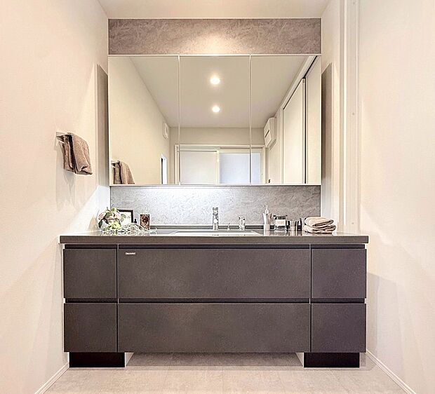 【ワイドカウンター化粧台 (1.65m)】家族みんなが利用する洗面室を、快適な広々空間にしています。洗練されたスタイルのワイド1.65mの洗面化粧台を全邸に標準設置。