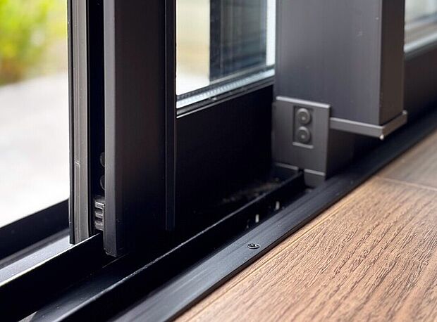 【アルミ樹脂複合サッシ】アルミと樹脂のハイブリッド構造で優れた断熱性能を実現。室外側は耐久性や強度に優れたアルミサッシを採用し、雨、風、日差しによる劣化を防止。室内側にはアルミに比べ熱伝導率(熱の伝えやすさ）が約1/1000の樹脂を採用し、熱の出入りを抑えます。