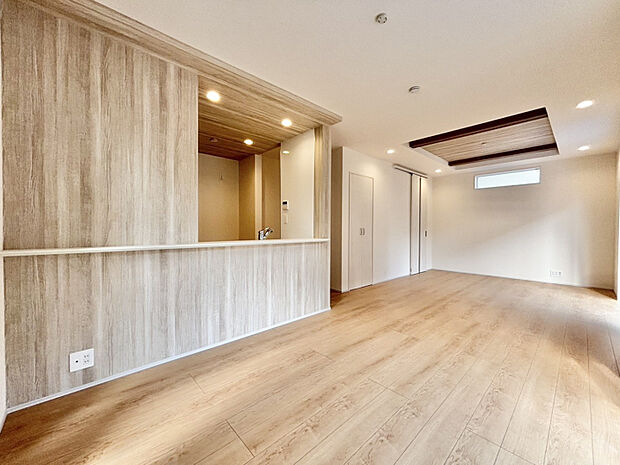 【LDK:21帖】広々とした空間を演出する織り上げ天井を採用しております。南側から暖かい陽光が差し込み、明るく静かで過ごしやすい住環境が最大のポイントです！　