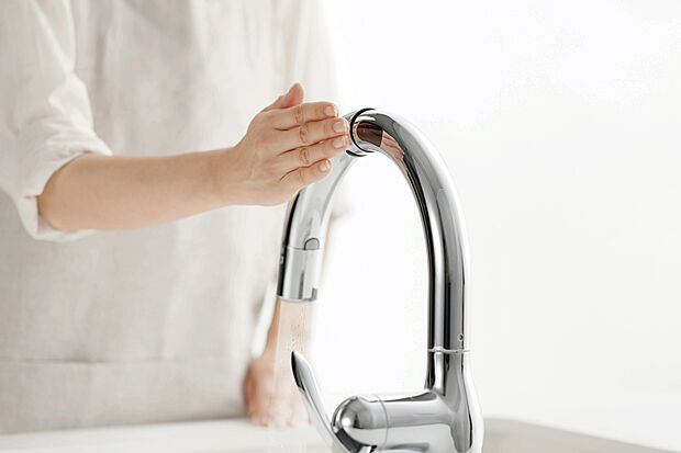 【＜衛生的なタッチレス水栓完備＞】浄水器一体型の衛生的なタッチレス水栓。ストレスフリーな操作性、側面にセンサーを設けることで、腕の動きの負担を軽減し、忙しいあなたをサポートします