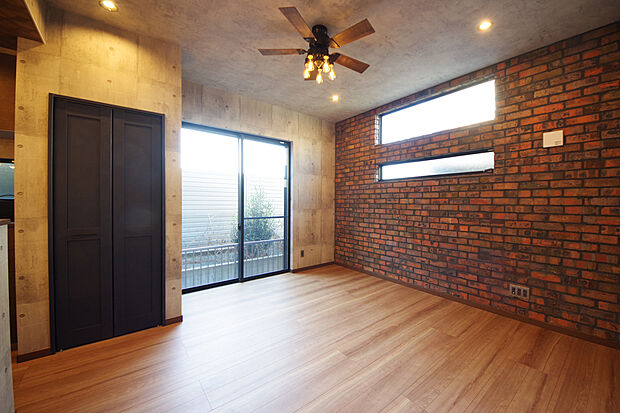 【LDK】レンガ調やアイアン素材を取り入れた、ヴィンテージ感を楽しむブルックリンデザインの内装