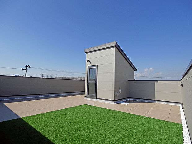 【BV6野口町長砂5号地】人工芝エリアもある広々とした屋上空間!椅子に座って視線が低くくなると周りの建物も見えないプライベート空間に!BBQやドッグラン、夜空観察など多目的に活用できます!
