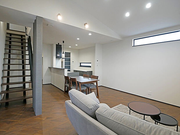 【BV6野口町長砂6号地】スケルトンリビング階段がおしゃれな印象を与えるLDK空間。家族のコミュニケーションもとりやすい!