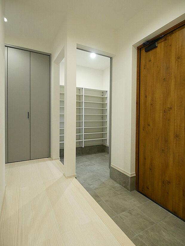 【BV6野口町長砂7】玄関
ゆったりした玄関には2wayのシューズクローゼットつきで、靴のほかにベビーカーや外まわりのものを収納できて、いつもスッキリ玄関が叶います！