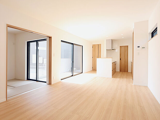 【12蓮池1号地】ナチュラルモダンスタイルのLDKは、中庭に面した掃き出し窓から明るく光が入り、風通しもうれしい家族の寛ぎ空間です♪