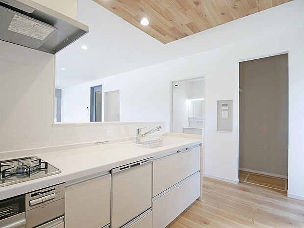 【【2別府町新野辺北町A号地】キッチン】キッチン横のパントリーで食品などもたっぷり収納できて重宝します!