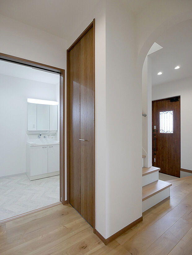 【【BV７加古川町友沢８号地】玄関～クローゼット・洗面室】ウォークスルークローゼットを介して玄関からＬＤＫを回遊できて生活動線もスムーズです