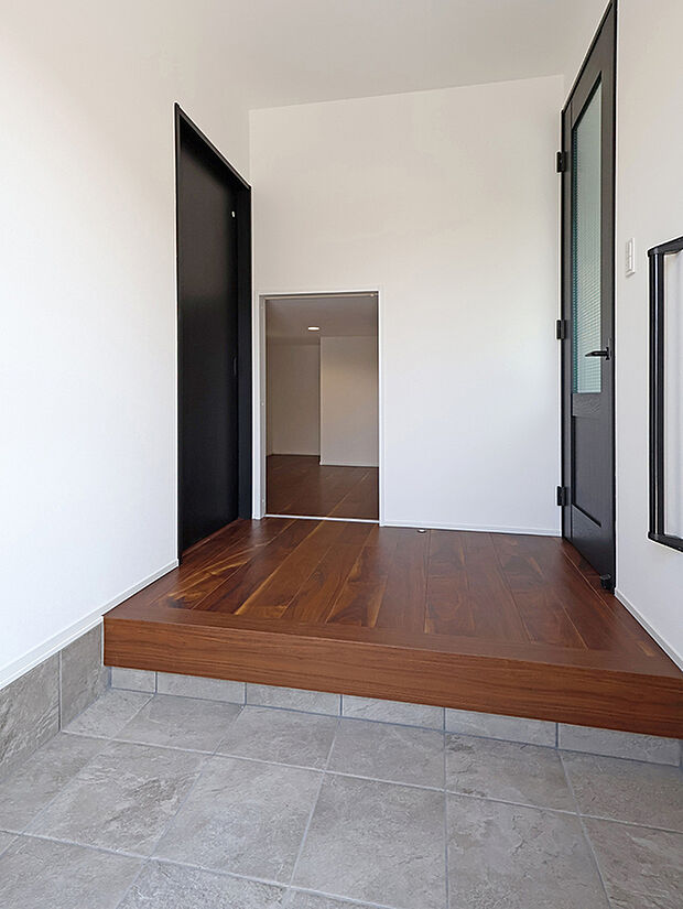 【【BV45曽根2号地】玄関】玄関からLDKにつづく蔵収納!買ってきたものを一旦収納するのにも便利です♪