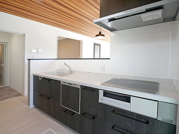 【3加古川町備後Ａ号地：キッチン】キッチンから洗面・浴室を並べて家事がしやすい家事ラクな配置の水廻り。