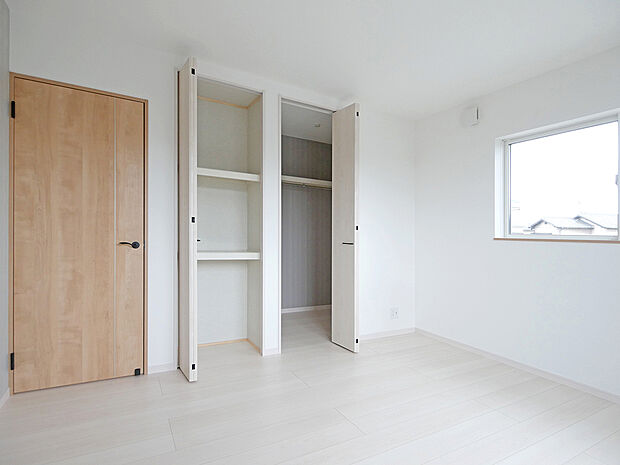 【【PT小松原D-3】主寝室・収納】主寝室には物入と、ウォークインクローゼットを設けて収納も充実しています