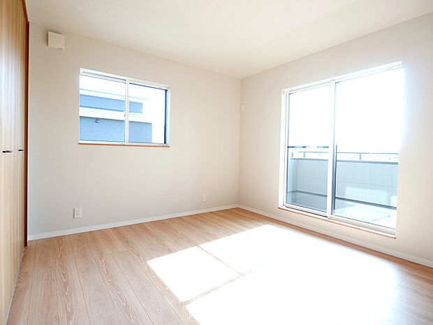 【【BV3播磨町二子2号地】主寝室】7帖の主寝室。明るく陽が入り風通りもうれしい。緑もみえる公園に面したバルコニーです♪