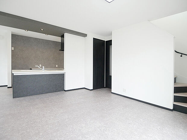 【【BV稲美町加古1号地】LDK】リビング階段で、家族がつねに顔を合わせコミュニケーションがとりやすいLDKに。