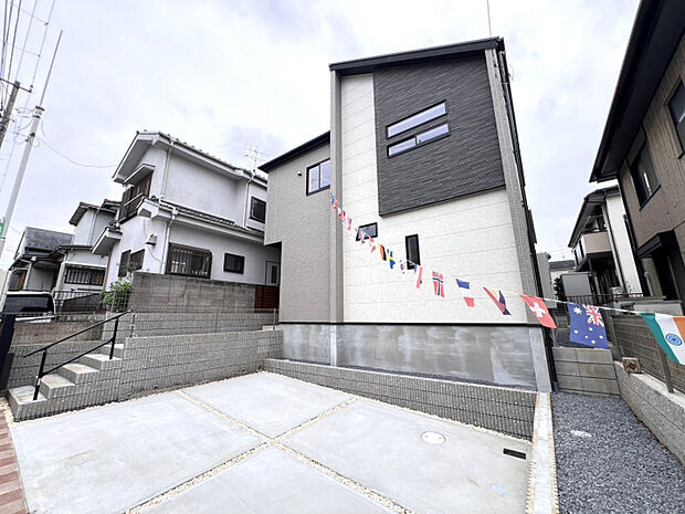 【外観】　分譲地は、低層の住宅が立ち並ぶ第一種低層住居専用地域内に位置しています。小学校や公園が徒歩10分圏内にあり、のびのびと子育てをしたいファミリーにもオススメです。